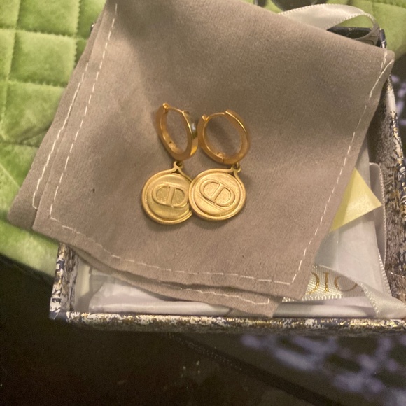 Custom Jewelry Gold Dangling Earrings - Picture 1 of 1